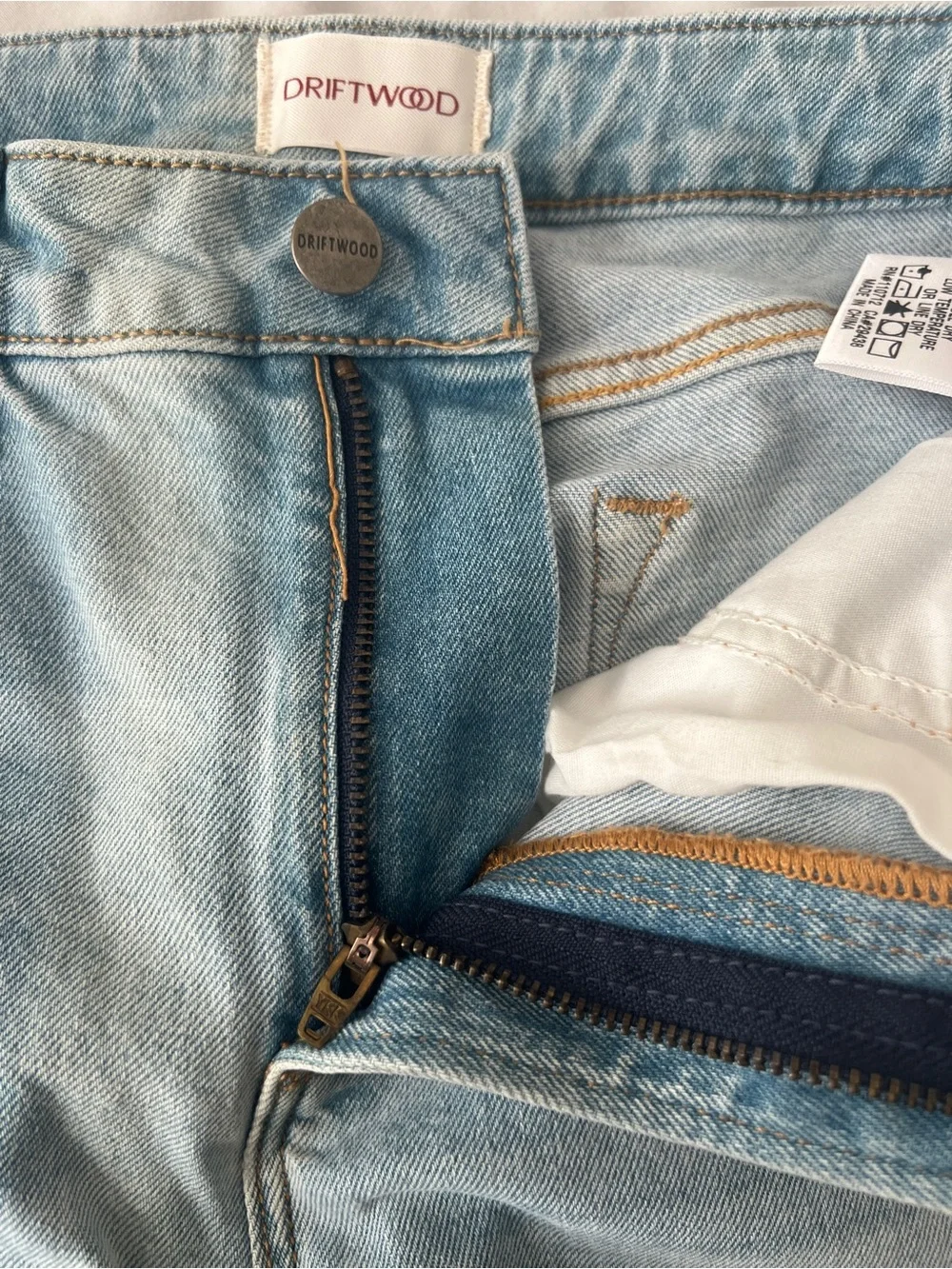 Driftwood Farrah Embroidered Flare Light Wash Jeans Size 26 - Picture 8 of 15